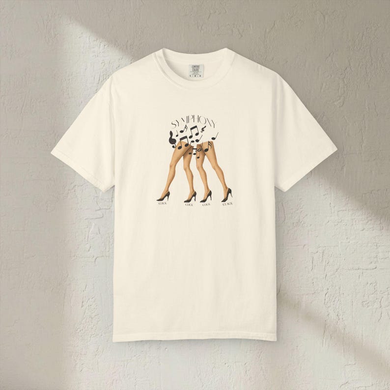 Camiseta Click Clack Symphony, ilustración de tacones altos con notas musicales imagen 5