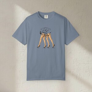 Camiseta Click Clack Symphony, ilustración de tacones altos con notas musicales imagen 12