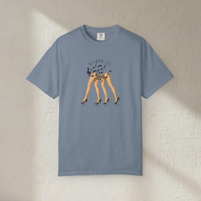 Camiseta Click Clack Symphony, ilustración de tacones altos con notas musicales imagen 12