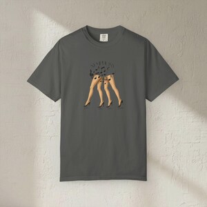 Camiseta Click Clack Symphony, ilustración de tacones altos con notas musicales imagen 6