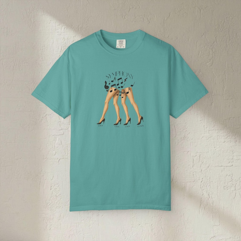 Camiseta Click Clack Symphony, ilustración de tacones altos con notas musicales imagen 10