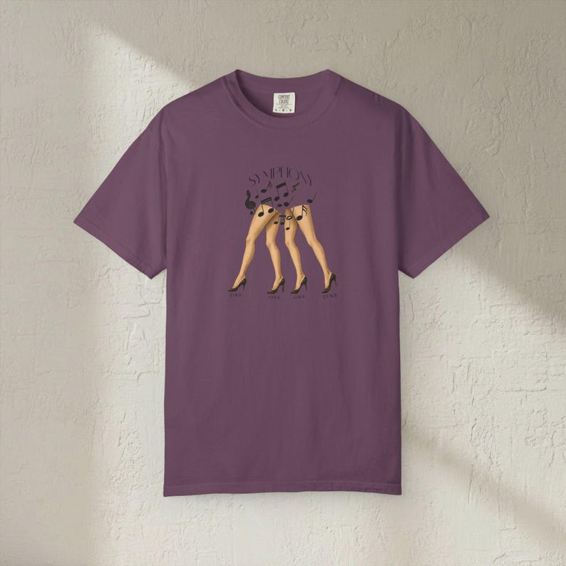 Camiseta Click Clack Symphony, ilustración de tacones altos con notas musicales imagen 18