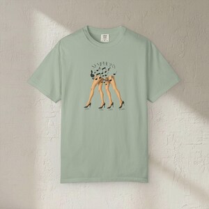 Camiseta Click Clack Symphony, ilustración de tacones altos con notas musicales imagen 8