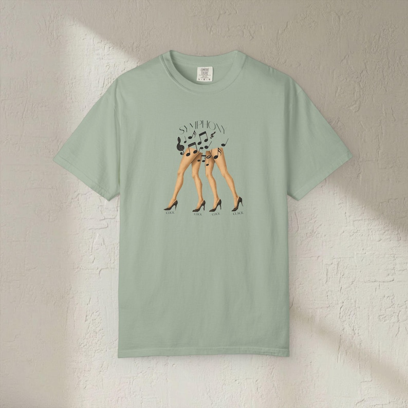 Camiseta Click Clack Symphony, ilustración de tacones altos con notas musicales imagen 8