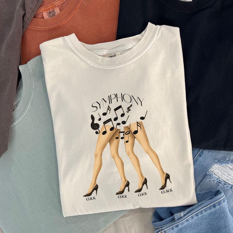 Camiseta Click Clack Symphony, ilustración de tacones altos con notas musicales imagen 2