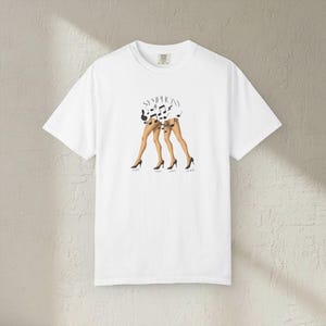 Camiseta Click Clack Symphony, ilustración de tacones altos con notas musicales imagen 4