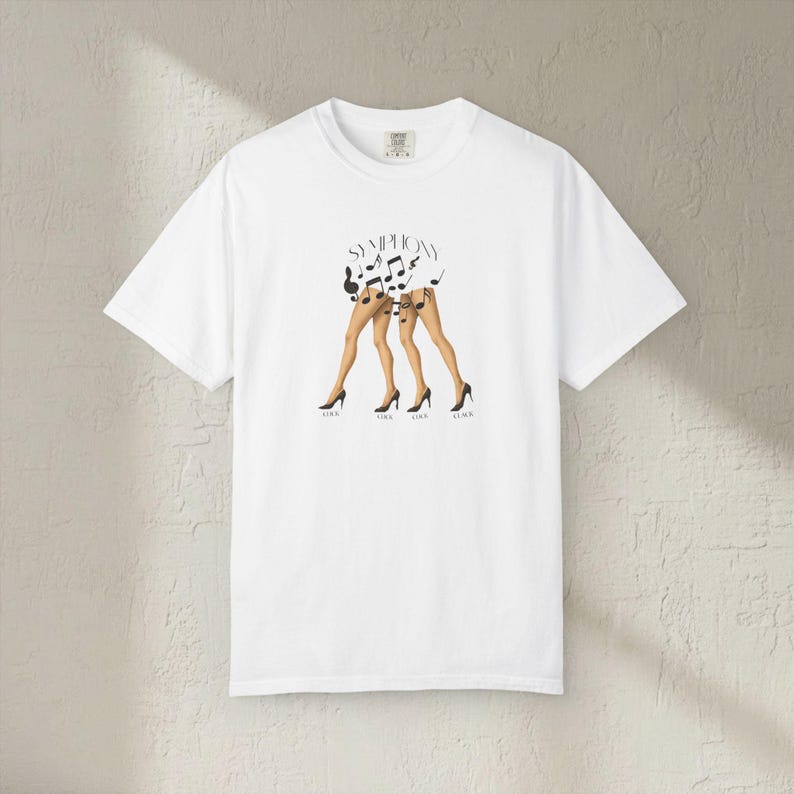 Camiseta Click Clack Symphony, ilustración de tacones altos con notas musicales imagen 4