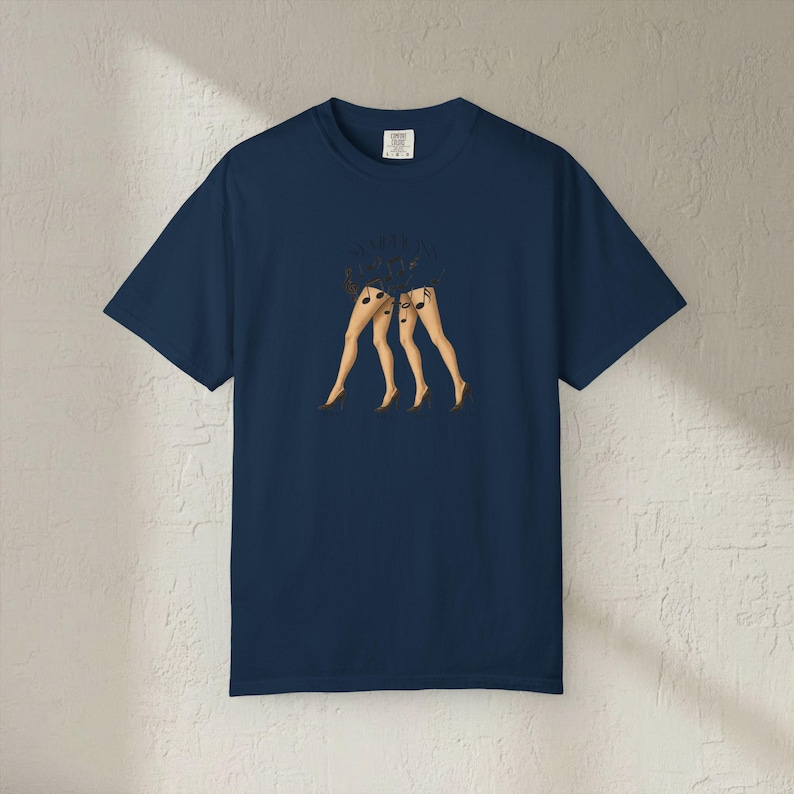 Camiseta Click Clack Symphony, ilustración de tacones altos con notas musicales imagen 13