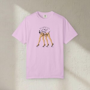 Camiseta Click Clack Symphony, ilustración de tacones altos con notas musicales imagen 16