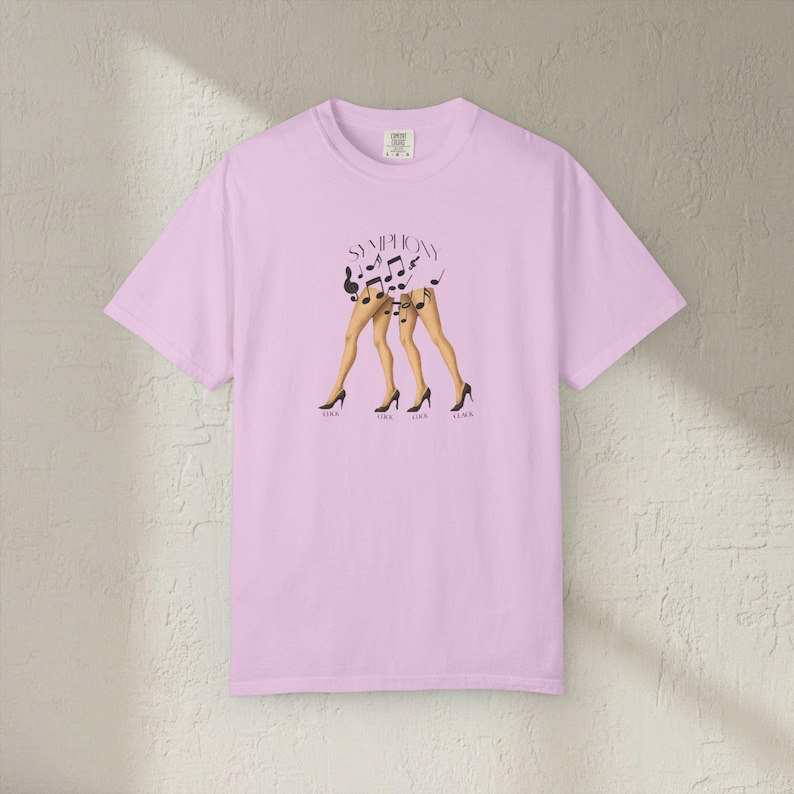 Camiseta Click Clack Symphony, ilustración de tacones altos con notas musicales imagen 16