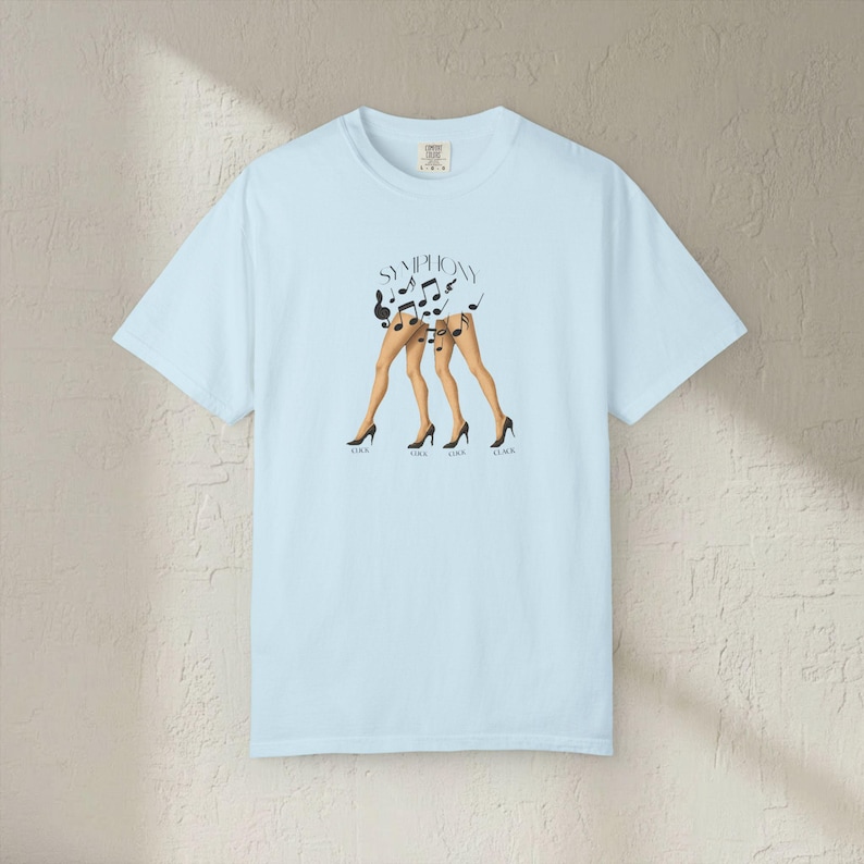Camiseta Click Clack Symphony, ilustración de tacones altos con notas musicales imagen 11