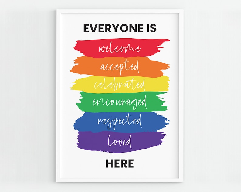 K&ouml;nnte beinhalten: Ein wei&szlig;er gerahmter Druck mit dem Text "Everyone is" in Schwarz, gefolgt von einem Regenbogen aus farbigen Streifen mit den Worten "welcome", "accepted", "celebrated", "encouraged", "respected" und "loved" in Wei&szlig;. Die letzte Textzeile lautet "HERE" in Schwarz.