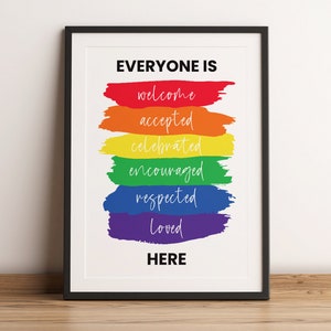 K&ouml;nnte beinhalten: Ein gerahmter Druck mit dem Text "Everyone is welcome, accepted, celebrated, encouraged, respected, loved here" in wei&szlig;en Buchstaben auf einem Regenbogenhintergrund.