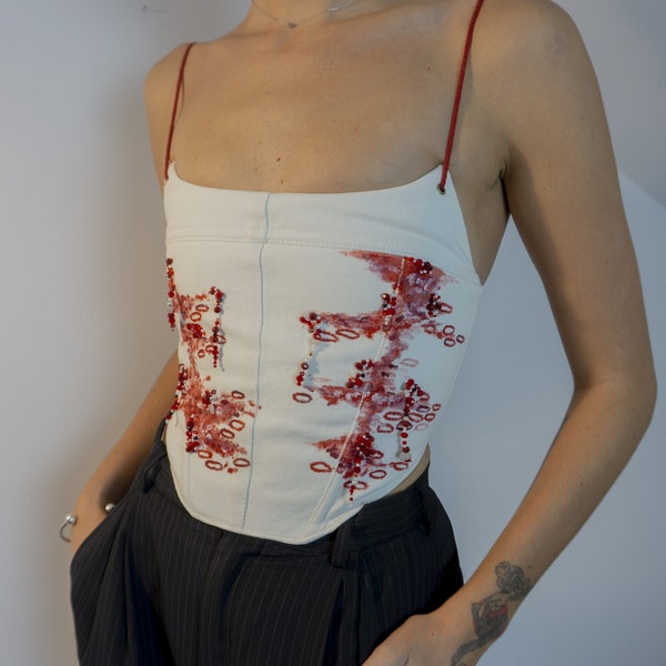 Meryl – Corset en denim blanc avec corset rouge peint à la main et perles fabriqué à partir de vieux jeans de haute qualité. Demander à votre taille. Mode lente