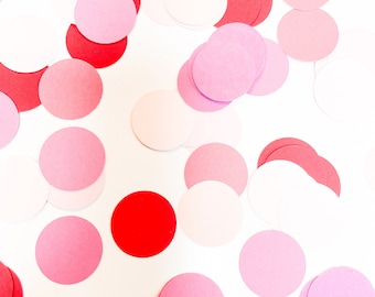 Könnte beinhalten: Rosa und rote Konfetti-Kreise, die auf einem weißen Hintergrund verstreut sind.