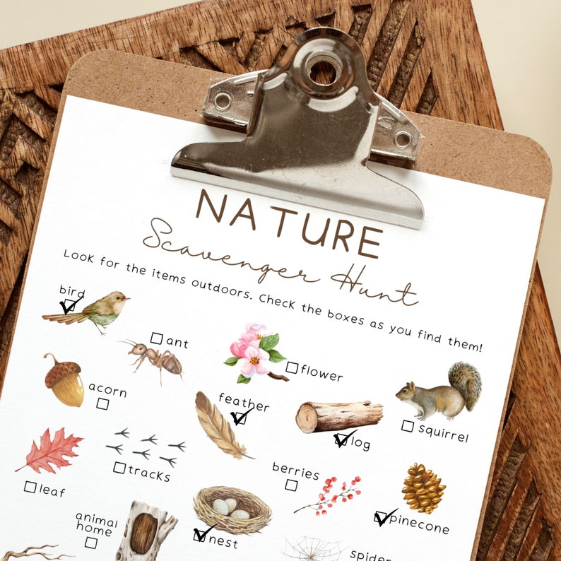 K&ouml;nnte beinhalten: Eine druckbare Natur-Schnitzeljagd-Checkliste mit Illustrationen von einem Vogel, einer Eichel, einem Blatt, einem Tierheim, einer Ameise, Spuren, einer Feder, einem Nest, einer Blume, Beeren, einem Eichh&ouml;rnchen, einem Baumstamm, einer Spinne und einer Kiefernzapfen. Kreuzen Sie die K&auml;stchen an, wenn Sie die einzelnen Elemente finden.
