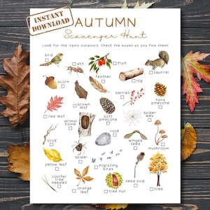 Peut inclure: Une liste de contrôle imprimable pour une chasse au trésor d'automne avec des illustrations d'objets à trouver à l'extérieur, comme un oiseau, un gland, une fourmi, une plume, un fruit, une bûche, des baies, une feuille rouge, une feuille brune, une pomme de pin douce, un rocher, une graine ailée, une araignée, une toile d'araignée, une pomme de pin dure, un champignon, une feuille jaune, des aiguilles de conifères, des oiseaux migrateurs, une feuille orange, une noix, une gousse de graines et un arbre.