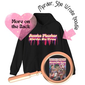 Puede incluir: Sudadera con capucha negra con un estampado gráfico de "Jessica Fletcher Murder, She Wrote" en una fuente que gotea. La parte posterior de la sudadera tiene un corazón con el texto "More on the Back".