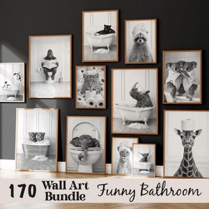 Può includere: Una collezione di stampe artistiche da parete in bianco e nero incorniciate con animali in divertenti ambientazioni da bagno. Le stampe includono un gorilla che legge, un gatto in una vasca e una giraffa con carta igienica. Il testo recita "170 Wall Art Bundle Funny Bathroom."