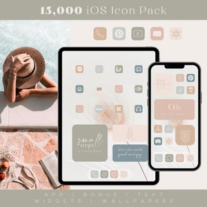 Puede incluir: Una ilustración digital de una pantalla de teléfono y tableta con una colección de 15.000 iconos de iOS. Los iconos están en un estilo minimalista con colores apagados y diseños simples. Los iconos están organizados en una cuadrícula en las pantallas. El texto "small steps everyday" y "Give this world good energy" es visible en las pantallas.