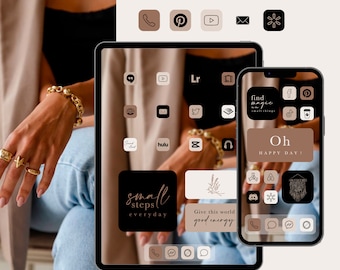 Pode incluir: Uma maquete digital de uma tela de iPhone e iPad com fundo preto e ícones marrons. Os ícones estão dispostos em uma grade e incluem aplicativos de mídia social, serviços de streaming e outros aplicativos populares. O texto "small steps everyday" é exibido em um ícone preto. O texto "Give this world good energy" é exibido em um ícone marrom. O texto "find magic in the small things" é exibido em um ícone marrom. O texto "Oh HAPPY DAY!" é exibido em um ícone marrom.