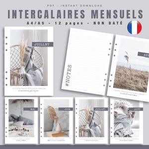 Peut inclure: Un planificateur numérique avec des pages de calendrier mensuelles, avec une icône du drapeau français. Les pages incluent les mois de l'année, avec des images décoratives d'une chaise suspendue, d'un vase avec des fleurs séchées et d'une pile de couvertures. Le texte comprend "INTERCALAIRES MENSUELS".
