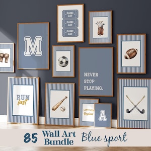 Peut inclure: Ensemble d'impressions d'art mural encadrées avec une bordure à rayures bleues et blanches. Les impressions présentent des illustrations sur le thème du sport, notamment un ballon de football américain, une balle de baseball, un ballon de football et des crosses de hockey. Avec le texte "GAME DAY".