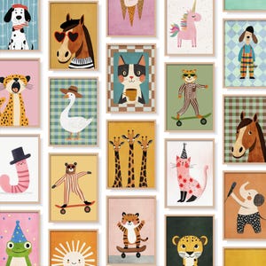 Puede incluir: Una colecci&oacute;n de l&aacute;minas art&iacute;sticas enmarcadas con ilustraciones caprichosas de animales. La obra de arte incluye un perro, un caballo, un gato, una jirafa y un tigre, cada uno con atuendos y accesorios &uacute;nicos. La paleta de colores es brillante y juguetona.
