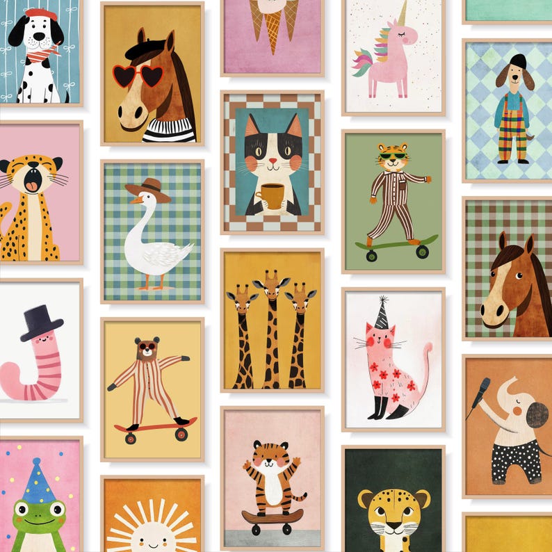 Puede incluir: Una colecci&oacute;n de l&aacute;minas art&iacute;sticas enmarcadas con ilustraciones caprichosas de animales. La obra de arte incluye un perro, un caballo, un gato, una jirafa y un tigre, cada uno con atuendos y accesorios &uacute;nicos. La paleta de colores es brillante y juguetona.