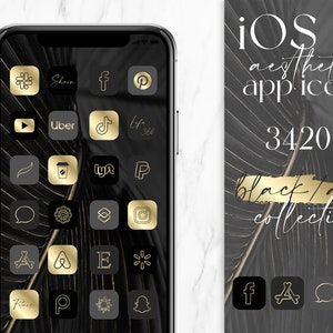 Puede incluir: Una pantalla de iPhone negra y dorada con iconos de aplicaciones. Los iconos están en un patrón de cuadrícula y presentan una variedad de aplicaciones, incluyendo Uber, TikTok, Pinterest e Instagram. El texto "iOS 14 aesthetic app icons 3420+ black/gold collection" se muestra en la parte superior de la pantalla.