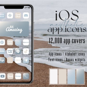 Könnte beinhalten: Ein Mockup eines iPhone-Bildschirms mit einem ästhetischen App-Symbol-Set in Blau und Weiß. Die Symbole sind in einem Raster angeordnet und zeigen eine Vielzahl beliebter Apps, darunter Instagram, YouTube, Netflix und Spotify. Das Hintergrundbild ist eine Strandszene mit bewölktem Himmel. Der Text "iOS aesthetic app icons" und "12,000 app covers" wird über dem Telefonbildschirm angezeigt. Unter dem Telefonbildschirm befinden sich vier Farbmuster: Weiß, Beige, Hellblau und ein Farbverlauf von Hellblau zu Dunkelblau.