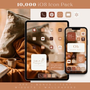 Pode incluir: Uma ilustração digital de um telefone e um tablet que exibem uma coleção de 10.000 ícones iOS. Os ícones são de estilo minimalista com uma paleta de cores neutras de marrom, bege e branco. O texto "10.000 iOS Icon Pack" está na parte superior da imagem. O texto "APP | BONUS | TEXT | WIDGETS | WALLPAPERS" está na parte inferior da imagem.