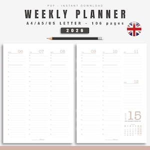 Può includere: Un'agenda settimanale dal design minimalista. Le pagine sono bianche con testo e linee marrone chiaro. L'agenda include il testo "WEEKLY PLANNER", "2026" e un calendario. Sono inclusi anche una matita e una bandiera britannica.