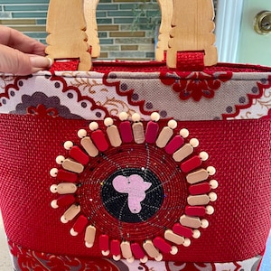 Bolso/cartera de Ankara (estampado africano) hecho a mano con asas de madera y cuentas, en rojo y gris.