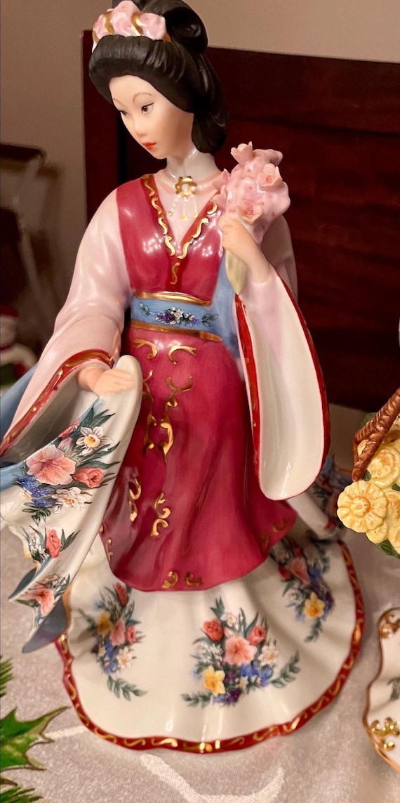 オリエンタル チャイナ ミッドセンチュリー フィフティーズ 置物 ペア Lena Liu, Porcelain Danbury Mint Figurine - the Plum Blossom