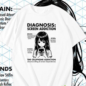 Może przedstawiać: Biały t-shirt z krótkim rękawem z czarnym nadrukiem graficznym przedstawiającym osobę patrzącą na smartfon. Projekt zawiera etykiety tekstowe wskazujące na mózg, oczy i dłonie, zatytułowane Diagnosis: Screen Addiction oraz The Cellphone Addiction.