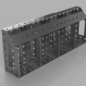 以下が含まれることがあります： 複数の穴とスロットのある金属フレームは、プロジェクトの構築と建設のために設計されています。フレームは頑丈な金属製で、グレーの仕上げになっています。