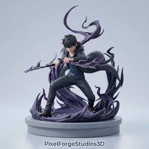 Può includere: Statuetta dettagliata di un personaggio in posa dinamica, che brandisce un'arma. La figura è vestita con abiti scuri, con effetti di energia viola. La base è di colore grigio chiaro e l'immagine include il testo "PixelForgeStudios3D".