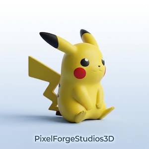 Può includere: Una statuetta gialla di Pikachu con orecchie con la punta nera, guance rosse e coda a forma di fulmine. La statuetta è seduta con le braccia lungo i fianchi. Il testo "PixelForgeStudios3D" è in basso.