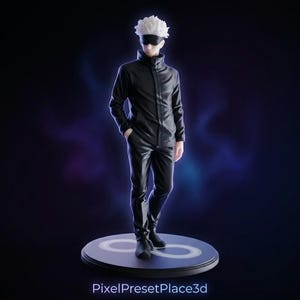 Può includere: Statuetta di un personaggio della serie anime Jujutsu Kaisen. La figura indossa un completo nero, con capelli bianchi e una benda sugli occhi. La figura è in piedi su una piattaforma rotonda. Il testo "PixelPresetPlace3d" è in basso.