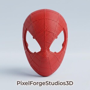 K&ouml;nnte beinhalten: Eine rote Spider-Man-Maske mit gro&szlig;en Augen&ouml;ffnungen und einer strukturierten Oberfl&auml;che. Die Maske hat ein netzartiges Muster und bedeckt das gesamte Gesicht. Der Text "PixelForgeStudios3D" befindet sich unten.