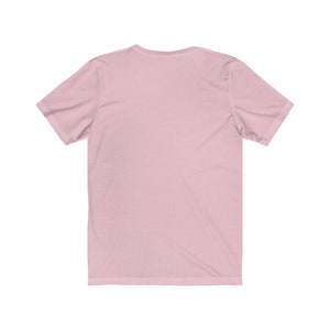 以下が含まれることがあります： 無地のピンクの半袖Tシャツ