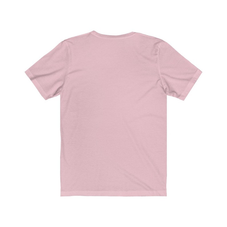 以下が含まれることがあります： 無地のピンクの半袖Tシャツ
