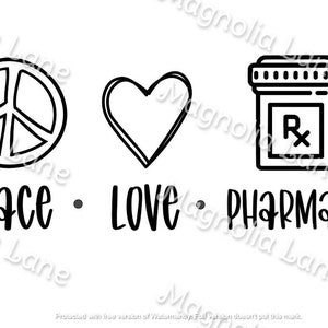 Könnte beinhalten: Schwarz-weiß-Illustration eines Friedenszeichens, eines Herzens und einer Pillenflasche mit einem Rx-Symbol. Der Text "Peace - Love - Pharmacy" befindet sich unter den Symbolen.