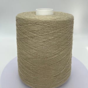 Può includere: Un set di tre tazze in ceramica con finitura opaca e macchiettata. Le tazze sono nei toni del crema, grigio chiaro e grigio scuro. Ogni tazza ha un design semplice e minimalista e un manico arrotondato.