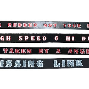 Pode incluir: Quatro patches de couro preto com letras vermelhas e brancas. Os patches dizem "BURN RUBBER NOT YOUR SOUL", "HIGH SPEED 6 HI DEATH", "TAKEN BY A ANGEL" e "MISSING LINK MC".