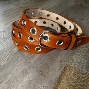 エクストラロングファッションレザーベルト 大きなグロメット付き