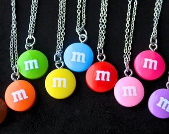 Collar de M&M / Collar de caramelos M&M, collar de chocolate, dulces de Halloween, comida kawaii, joyería de disfraz para niños