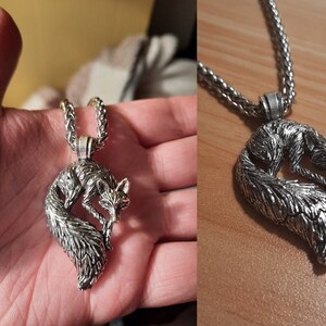 Puede incluir: Un collar de plata con un colgante de zorro detallado. El zorro est&aacute; enroscado con la cola envuelta alrededor de su cuerpo.