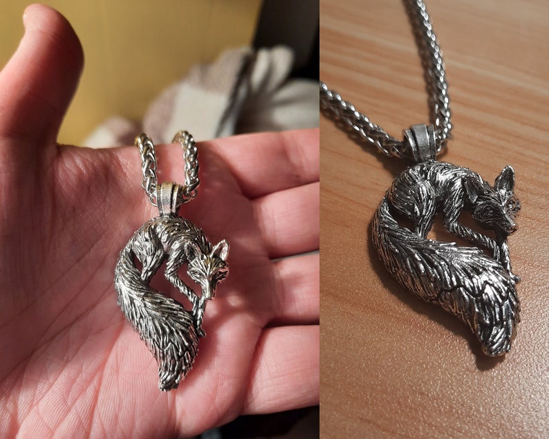 Puede incluir: Un collar de plata con un colgante de zorro detallado. El zorro est&aacute; enroscado con la cola envuelta alrededor de su cuerpo.